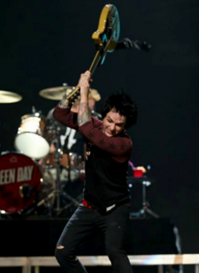 Ini Dia Group Band Dengan Hobi Menghancurkan Alat Musik Saat Beraksi di Panggung Ini Dia Group Band Dengan Hobi Menghancurkan Alat Musik Saat Beraksi di Panggung